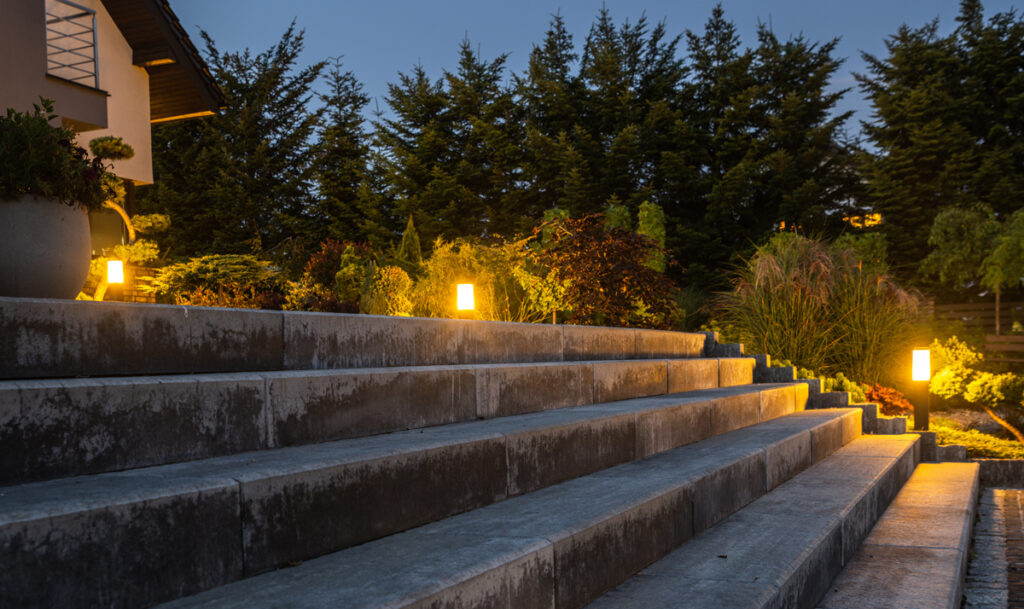 Außenbeleuchtung an einer Treppe, die zu einem Haus führt.