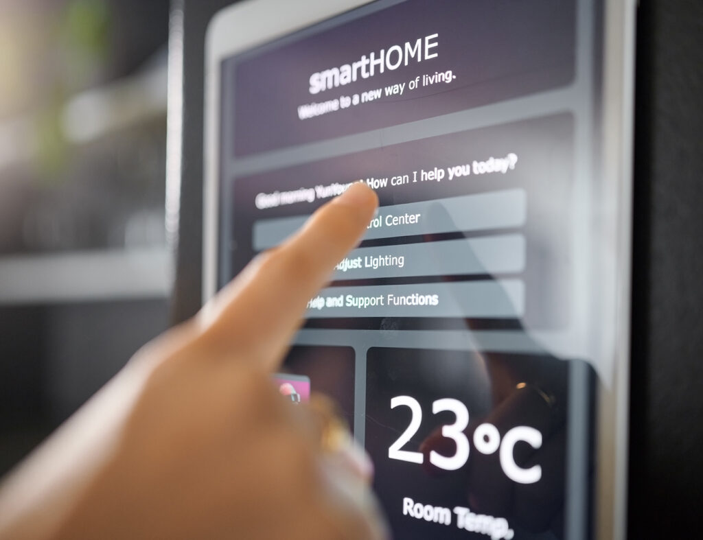 Person, die Smart Home System bedient.